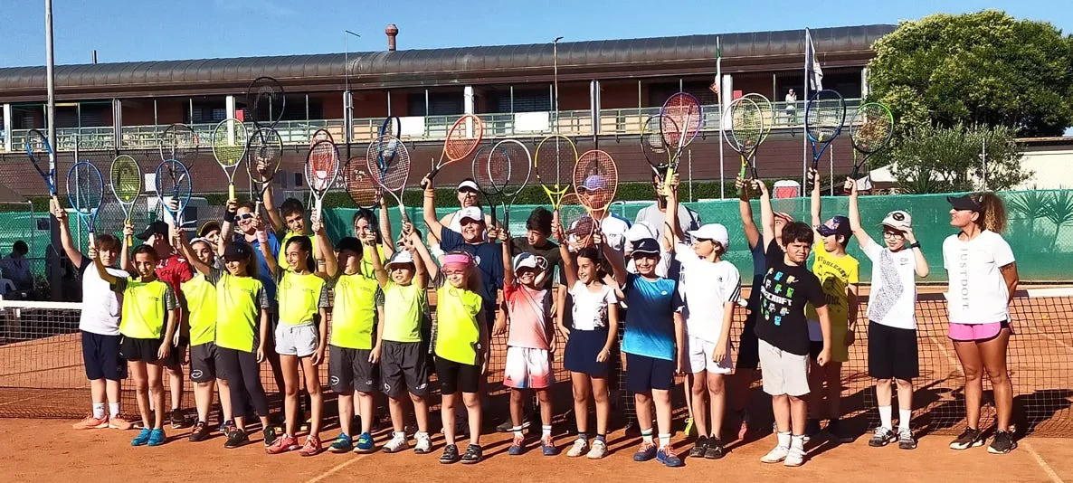 Gruppo di allievi sui campi dell'ARIS Tennis Center