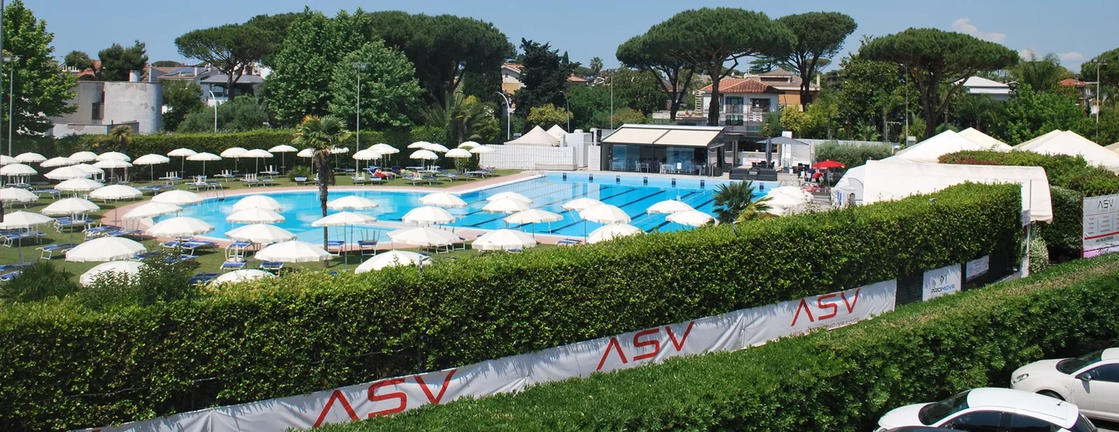 Piscina estiva di Aris Sporting Village circondata dal prato